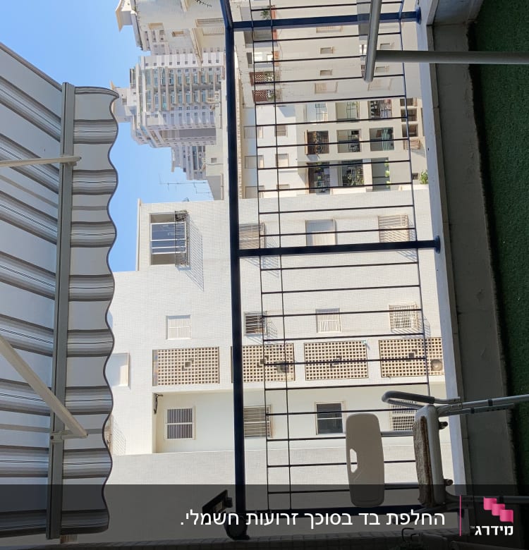 סוכך מתכת עם תמיכה על מרפסת